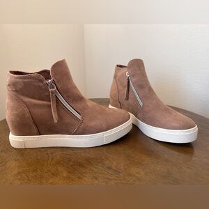 NEW Steve Madden Tan Suede Wedgie Wedge Sneakers with Side Zip 5 $125 NEW